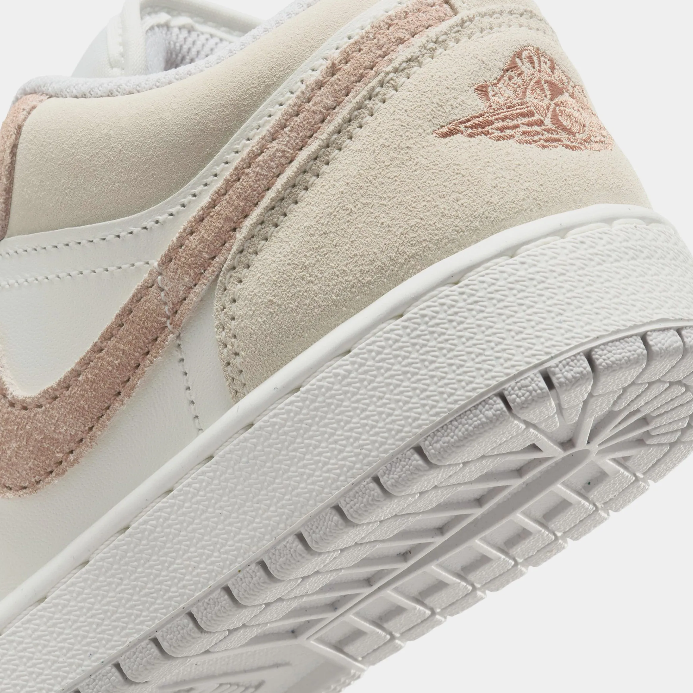 Air Jordan 1 Low SE Legend Light Brown Grade School Lifestyle Shoes (Legend Light Brown/Sail/Neutral Grey/Archaeo Brown)